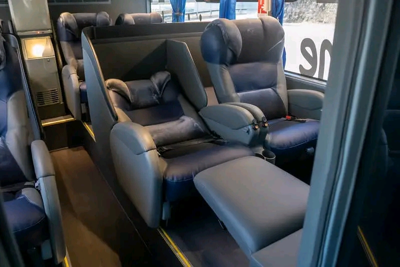 Sièges inclinables cuir à bord d'un bus MEN TRAVEL